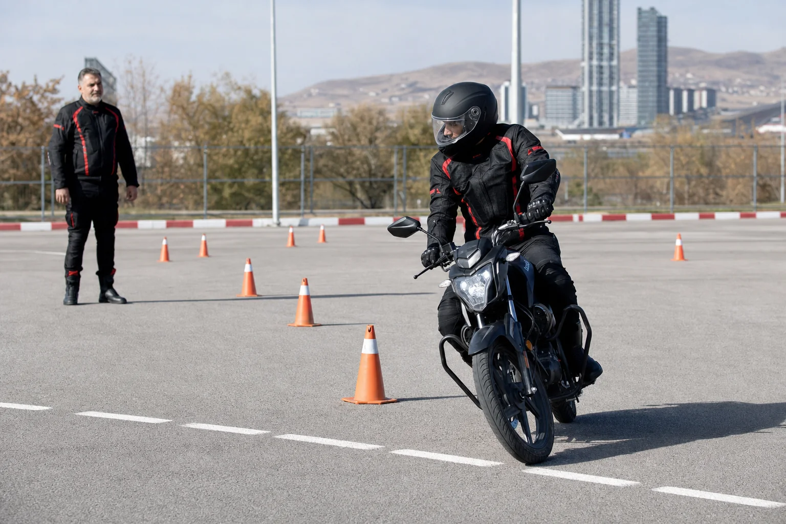 Motosiklet sınav parkurunda slalom çalışan sürücü