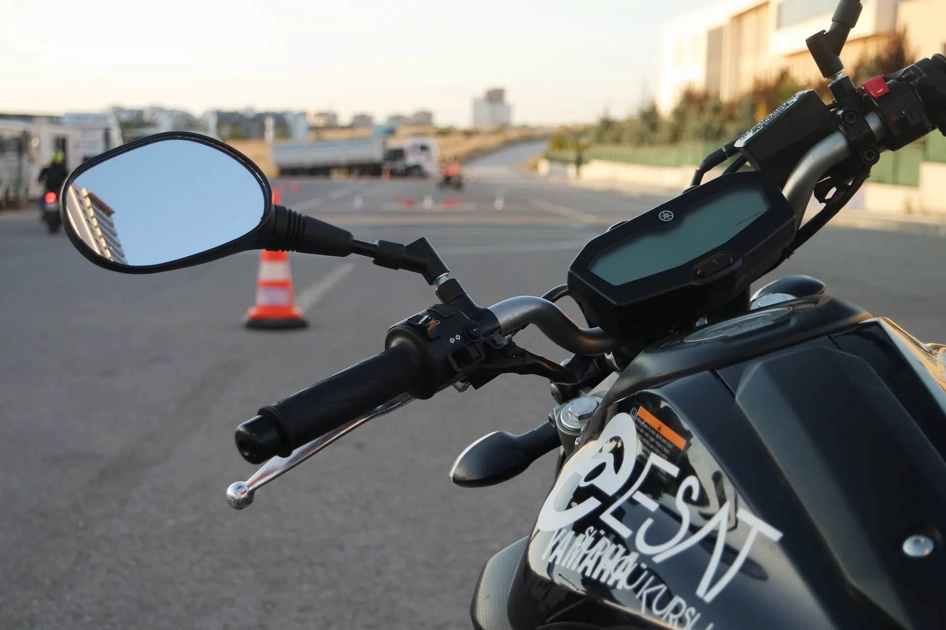 Şehir içi sürüş eğitimi öncesi parkurda bulunan motosikletin gidon ve ayna bölümü