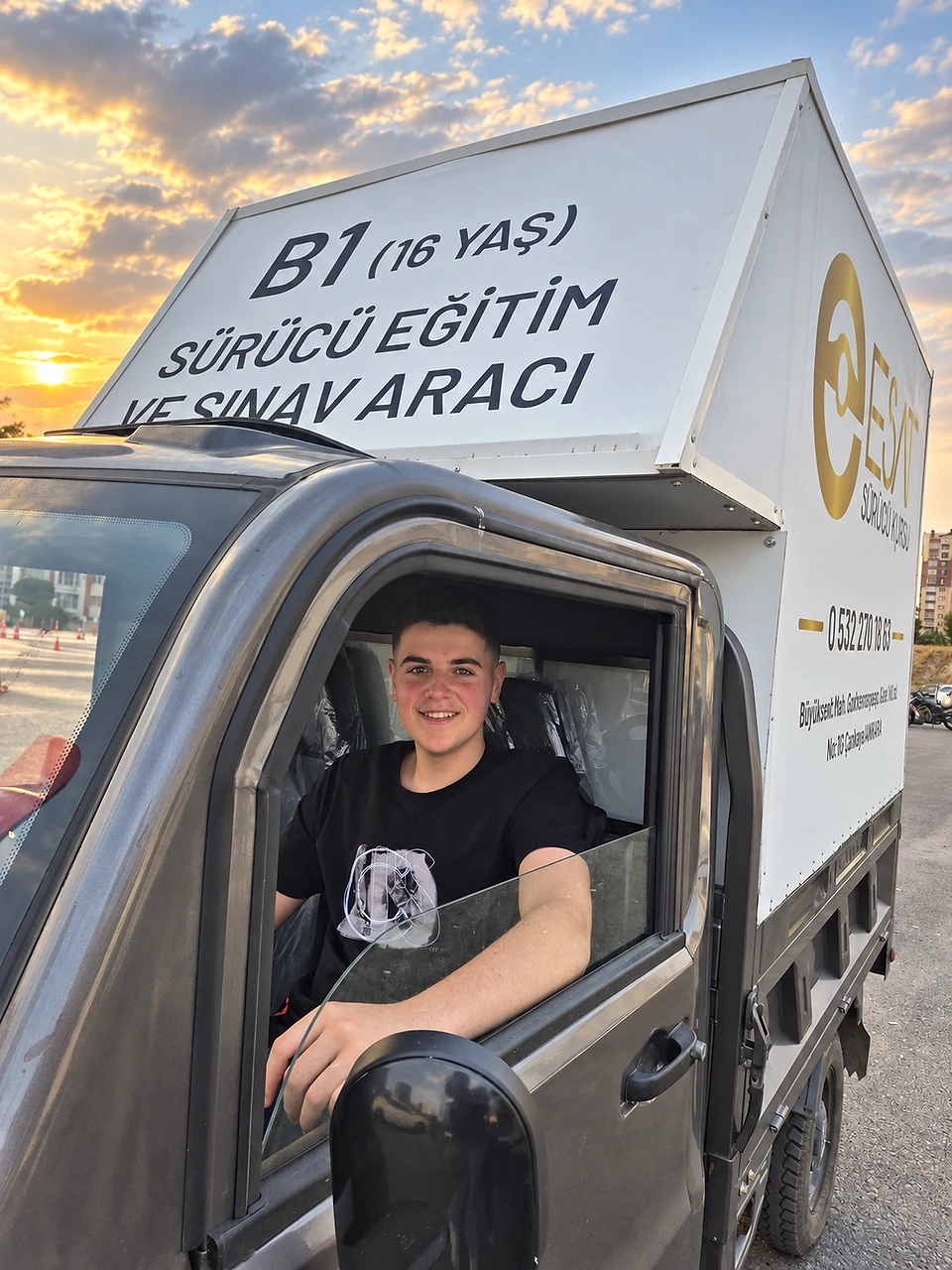 B1 sürücü eğitimi ve sınav aracının sürücü koltuğunda oturan kişi