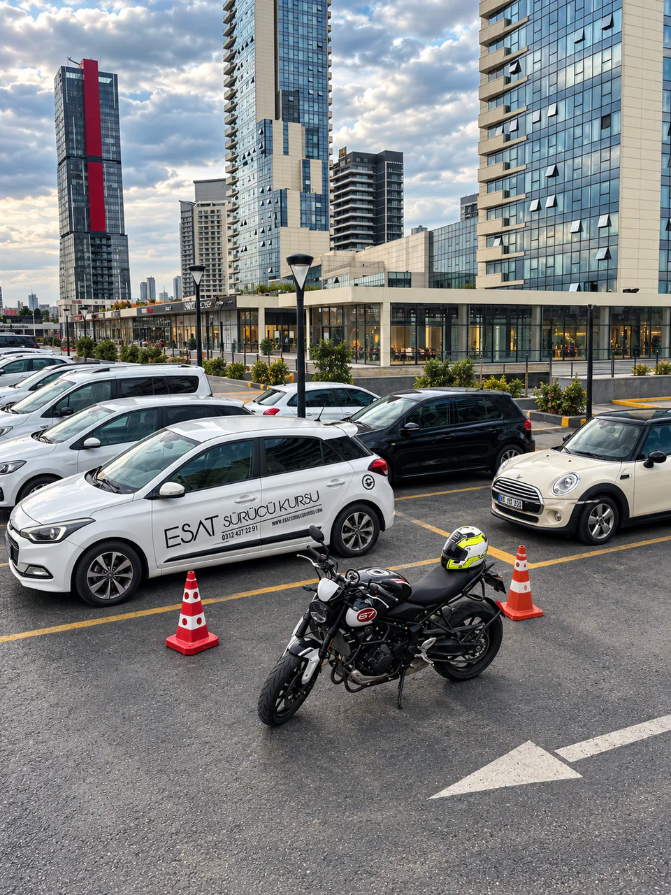 Trafik konileri arasına park edilmiş motosiklet ve sele üzerindeki kask