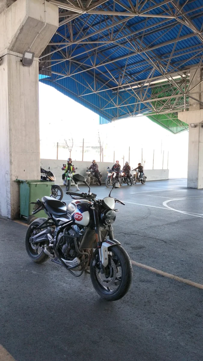 Motosiklet sınav parkurunda eğitim hazırlığı