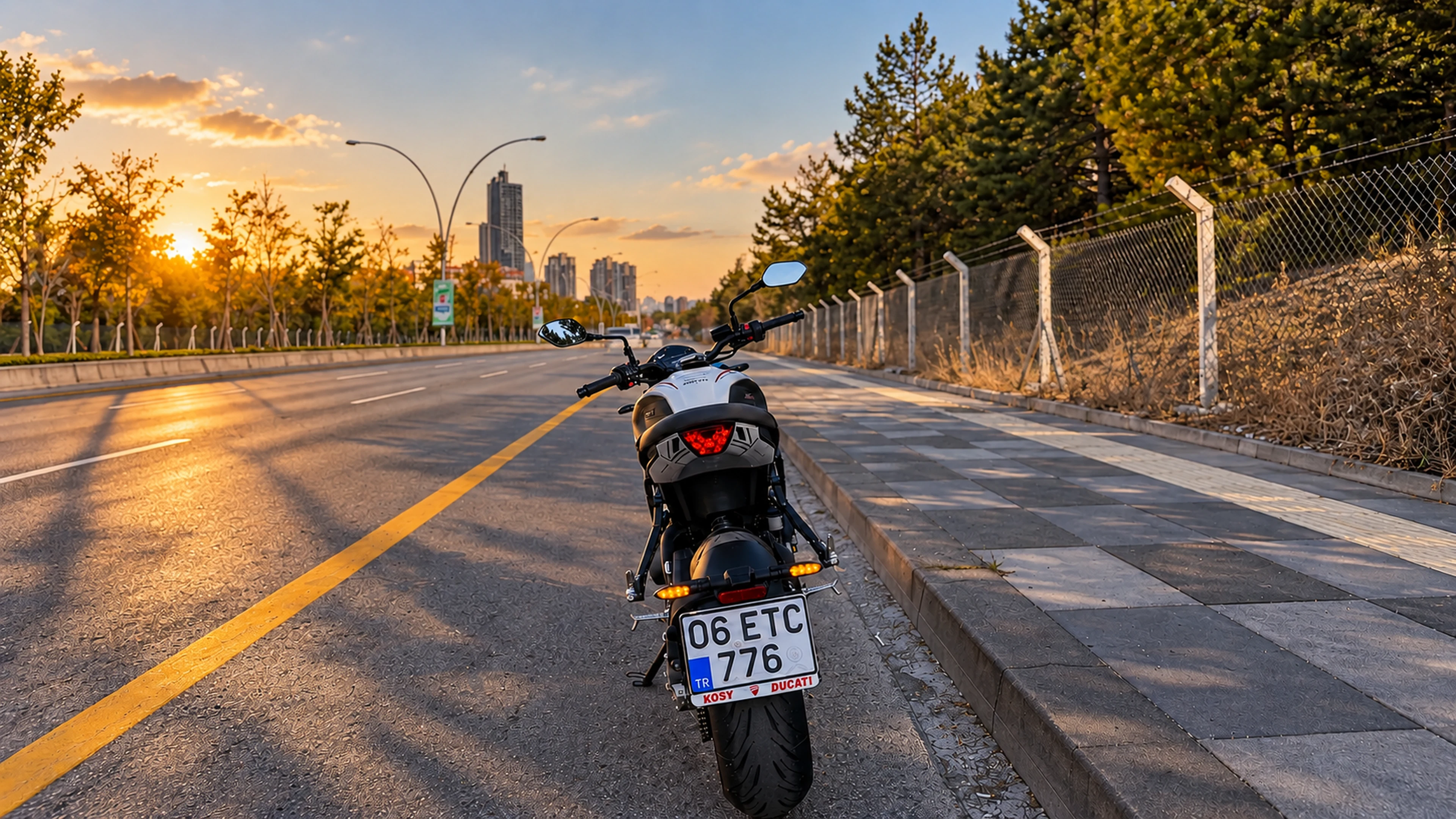 Yol kenarında arkadan görülen park hâlindeki motosiklet
